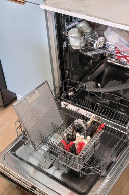 Kolay temizlik için bulaşık makinesine konan kaput yağı filtresi modern bir evde mutfak malzemelerinin bakımını gösteriyor. Genel görünüm.