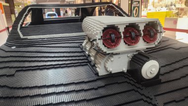 Saint Amand les Eaux, Fransa - 10 18 2025: Detaylı motor ve şık tasarımlı gerçek boyutlu LEGO araba modeli alışveriş merkezleri sergisinde kırmızı halıda sergilendi.