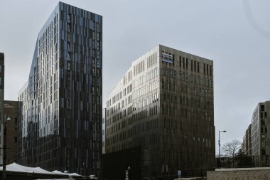 Newcastle, Birleşik Krallık - 12: 29: Newcastle Üniversitesi İşletme Fakültesi binası açık bir gökyüzünün altındaki bir şehir kampüsünde modern koyu cam mimarisi ile. Downing Öğrenci Binası bitişikte..