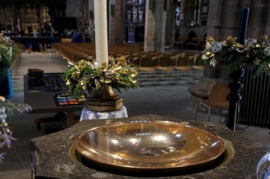 Newcastle, Birleşik Krallık - 12: 30 2026: Gotik kemerli, sunaklı, vitraylı ve doğum sahneli Newcastle Katedrali. Kutsal su yazı tipi, kapat..