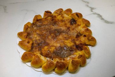 Kuzey Fransa 'dan gelen, karamelize edilmiş ve beyaz kağıt tabanlı istiridye kabuklu altın bir tart..