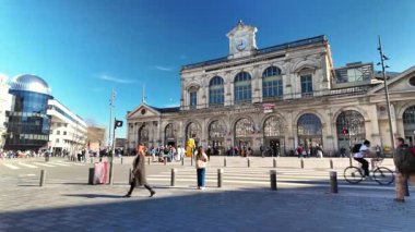 Lille, Fransa - 02 25 2026: Lille Flandres tren istasyonunun durağan görüntüsü ve berrak mavi gökyüzünün altından geçen banliyö sakinleri.