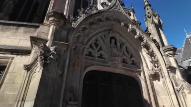 Lille, Fransa - 02 25 2026: Lille 'deki Saint Maurice Kilisesi' nin açık mavi gökyüzü altında Gotik cephe ve tarihi taş detaylarını gösteren görüntüsü..