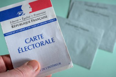 Wallers, Fransa - 03 12 2026: Fransız seçim kartının kapatılması, oy hakkı, vatandaşlık görevi ve Fransa 'daki demokratik katılımın simgesi.