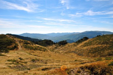 Sonbahar boyunca dağlarda bir vadi