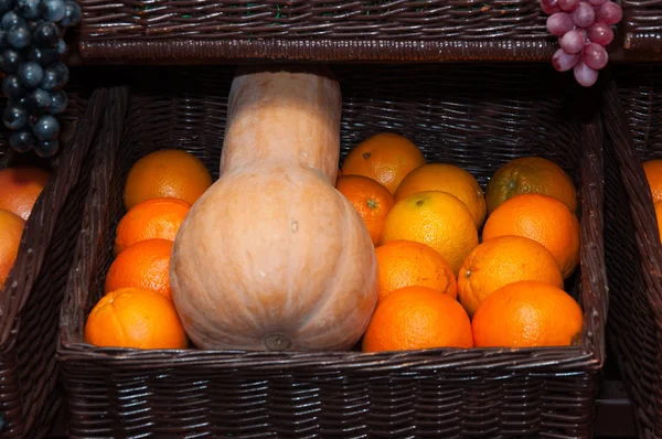 Bir kabuk meyve sepeti