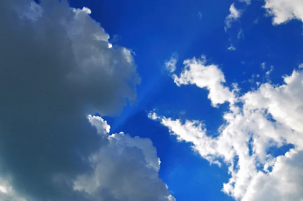 Beyaz bulutlar ile güzel güneşli gün