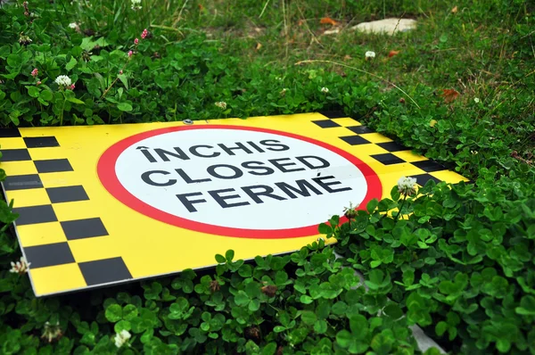 Kapat işareti çimlere düştü