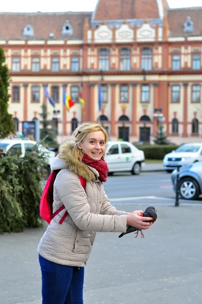 Kadın serbest güvercin