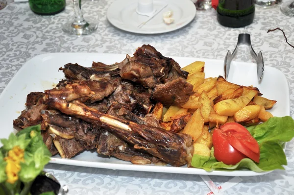 Kuzu eti bir plaka üzerinde