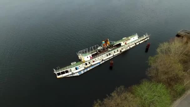 Isola di Vodnikov. Kiev. Nave bloccata . — Video Stock