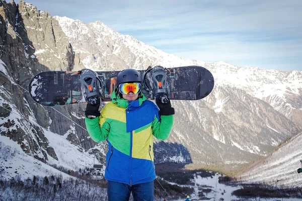Snowboard üstüne yakın tepeye portre, kar dağların yamaçlarında snowboard snowboard tutun