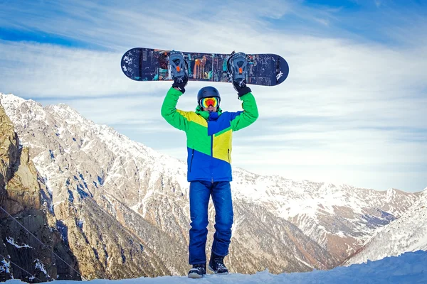 Snowboarder halten Snowboard oben auf Hügel Nahaufnahme Portrait, Schneeberge Snowboarden auf Hängen — Stockfoto