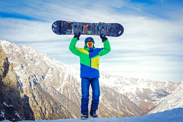 Snowboard üstüne yakın tepeye portre, kar dağların yamaçlarında snowboard snowboard tutun