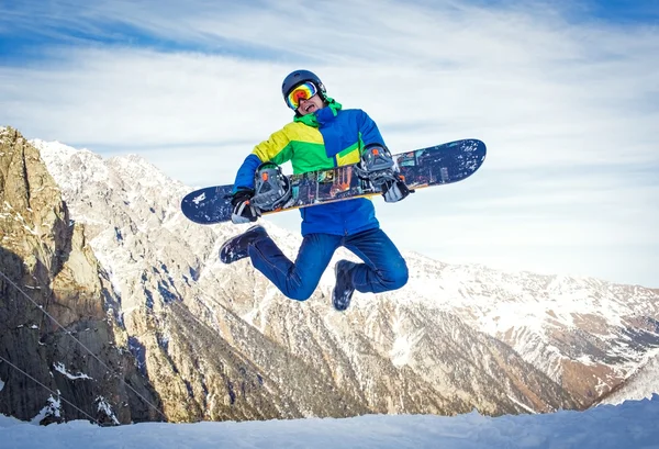 Snowboarder houden snowboard op heuvel dicht omhoog portret, sneeuw bergen snowboarden op hellingen — Stockfoto