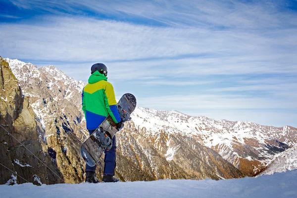 Snowboarder halten Snowboard oben auf Hügel Nahaufnahme Portrait, Schneeberge Snowboarden auf Hängen — Stockfoto