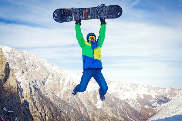 Snowboard üstüne yakın tepeye portre, kar dağların yamaçlarında snowboard snowboard tutun