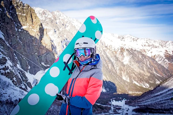 Snowboard tutun snowboard tepenin üstüne kapatın portre kadar