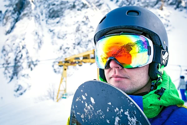 Snowboard üstüne yakın tepeye portre, kar dağların yamaçlarında snowboard snowboard tutun