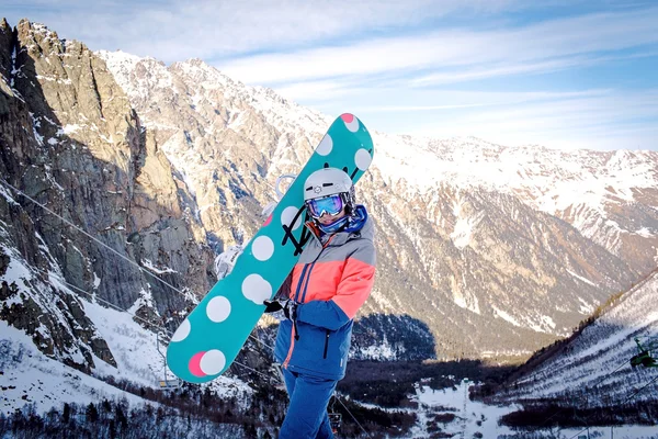 Snowboarder hält Snowboard auf Hügel aus nächster Nähe Porträt — Stockfoto