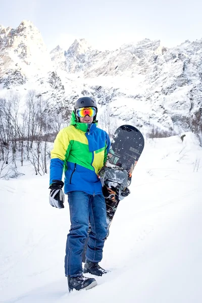 Snowboard üstüne yakın tepeye portre, kar dağların yamaçlarında snowboard snowboard tutun