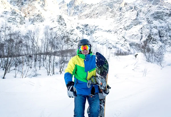 Snowboard üstüne yakın tepeye portre, kar dağların yamaçlarında snowboard snowboard tutun