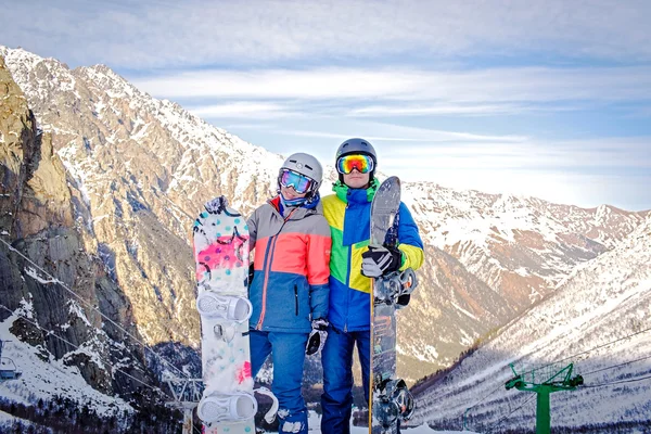 Zwei Snowboarder mit einem Snowboard auf einem Hügel Nahaufnahme Porträt — Stockfoto