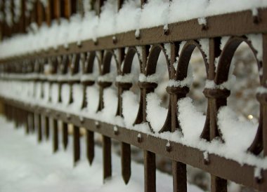 Karlı kahverengi çitler. Kış, ritim.