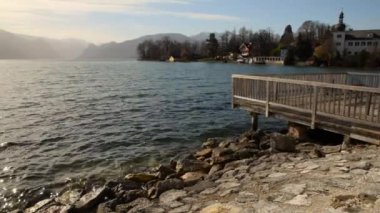 Göl Traunsee ve Schloss Kalesi Ort bir sıcak bahar sabahı üst Avusturya