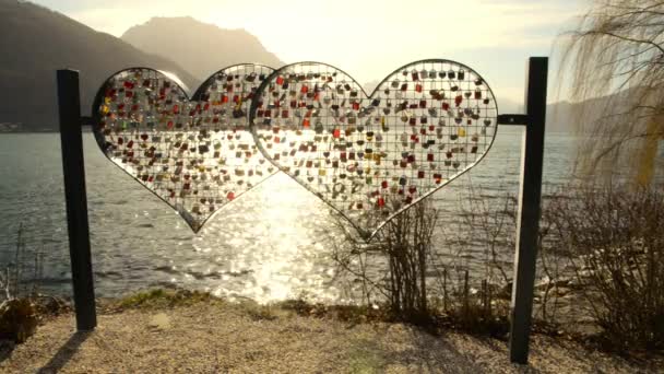 Sjön Traunsee och Schloss slottet Ort i Oberösterreich på en varm vårmorgon Stockfilm