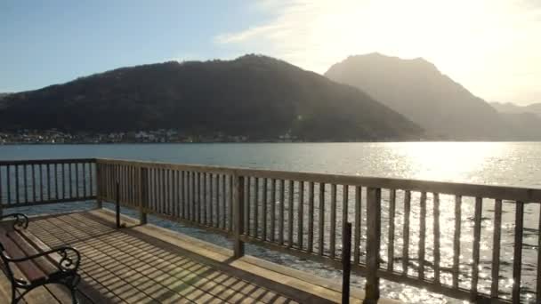 Sjön Traunsee och Schloss slottet Ort i Oberösterreich på en varm vårmorgon — Stockvideo