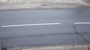 Güzel bir sahne büyük bir sokakta geçerken trafik arabalar