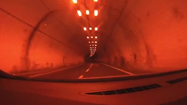 Conduire à travers un tunnel français 