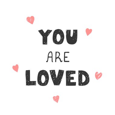 Seviliyorsun. Üzerinde harfler olan eğlenceli bir el çizimi bebek odası posteri.