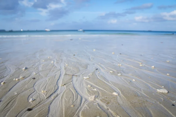 Schöner Strand und blaues Wasser auf einer tropischen Insel — Stockfoto