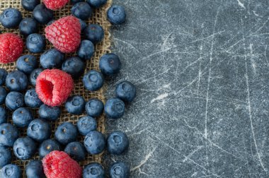 Yaban mersini ve ahududu üzerine Jüt Kumaş dağınık