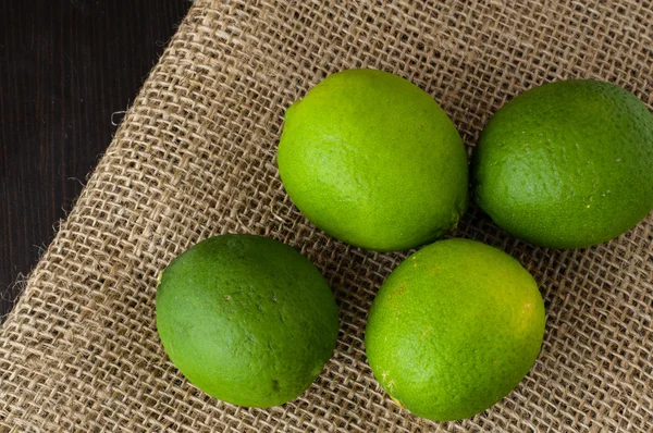 Limes jüt masa örtüsü üzerinde siyah arka plan