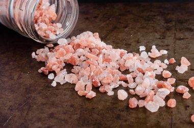 Dağınık pembe Himalaya tuz kristallerinin