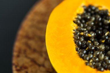 Hawaiian papaya meyve tohumları üzerinde kahverengi bir plaka ile ikiye böldüm