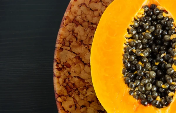 Hawaiian papaya meyve tohumları üzerinde kahverengi bir plaka ile ikiye böldüm