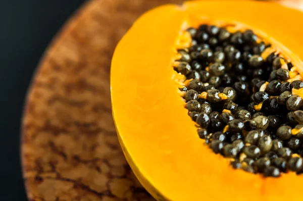 Hawaiian papaya meyve tohumları üzerinde kahverengi bir plaka ile ikiye böldüm
