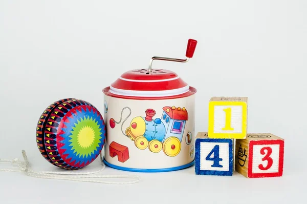 Eski oyuncaklar yo-yo, teneke laterna müzikal box ve küpler numaraları ile