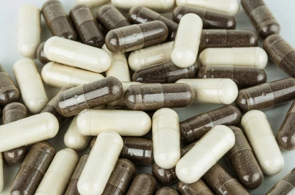 Stapel van bruine en witte capsules — Stockfoto