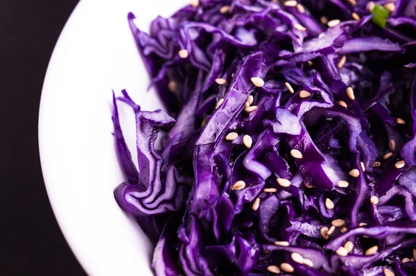 Susam ile mor lahana salatası