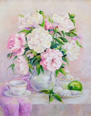 Yağlı boya, vazoda bir buket şakayık, bir fincan çay ve bir tabak marşmelovun yanında hayat dolu. Hassas pastel pembe tonlarda yapılır..
