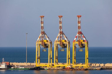 Orta Doğu, Arap Yarımadası, Umman, Muscat, Muttrah. Muttrah limanındaki konteynır vinçleri.