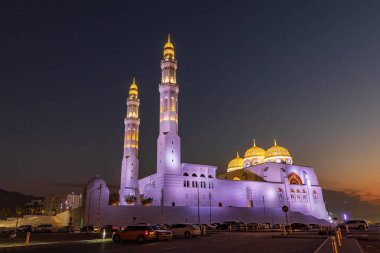 Orta Doğu, Arap Yarımadası, Umman, Muscat, Bawshar. Bawshar 'daki Muhammed Al Ameen Camii' nin akşam manzarası..