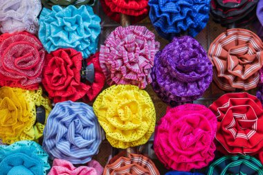 Orta Doğu, Arap Yarımadası, Umman, Muscat, Muttrah. Muttrah çarşısında satılık dekoratif yaylar..