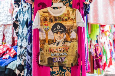 Orta Doğu, Arap Yarımadası, Umman, Muscat, Muttrah. 21 Ekim 2019. Muttrah 'daki çarşıda satılık vatansever tişörtü..