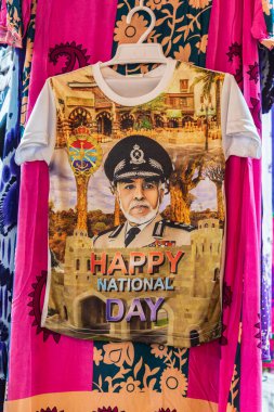 Orta Doğu, Arap Yarımadası, Umman, Muscat, Muttrah. 21 Ekim 2019. Muttrah 'daki çarşıda satılık vatansever tişörtü..